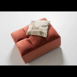 Allure Hocker